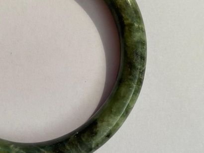 null # CHINE - 
Deux Bracelets en jade. 
D. 8 cm 
Accident, éclat. 