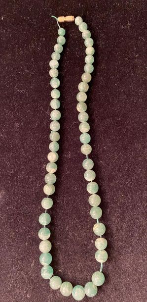 null # TIBET 
Collier de cinquante boules de pierre dure verte en chute. 
A renf...