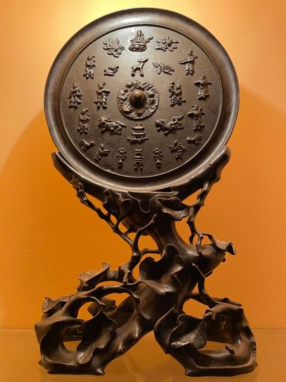 null CHINA, 20th century 

Bronze gong with brown patina on a carved wooden base...