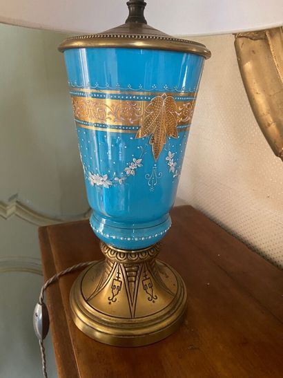 null PARIS, XXème siècle

Vase en porcelaine à fond bleu céleste à décor de guirlandes...