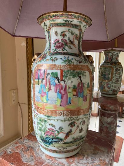 null CANTON

Vase balustre en porcelaine à décor polychrome d'une scène de palais...