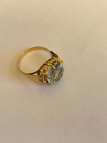 null Yellow gold ring 750 milllièmes decorated with a navy aquamarine. 

Gross weight:...