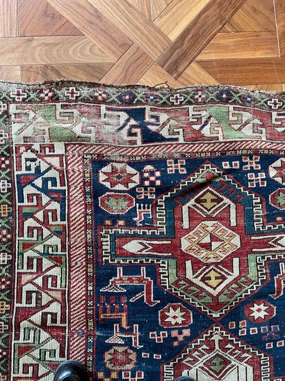 null CHIRVAN AKTAFFA

Carpet decorated with three cruciform motifs on a navy blue...