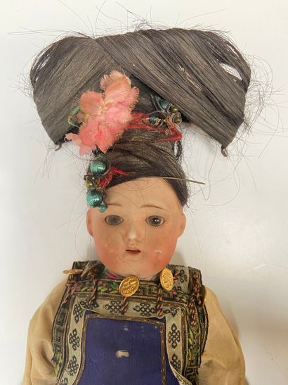 null Chinese porcelain doll in traditional dress.

French work from the beginning...