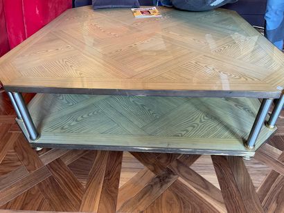 null Belle table basse de forme octogonale en bronze et bois clair, deux plateaux....