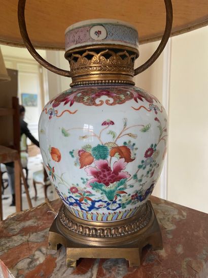 null CHINE

Vase ovoide en porcelaine à décor floral d'émaux de la famille rose.

Monture...