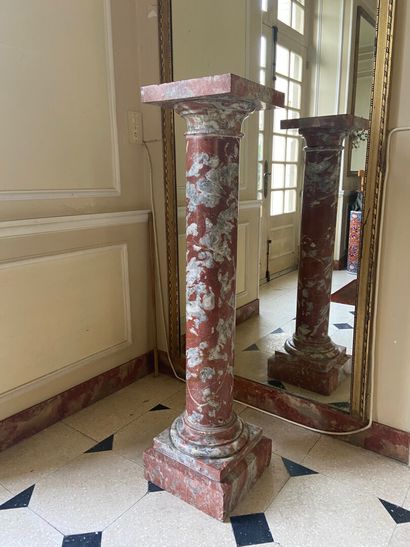 null Pair of column saddles in red veined white marble with cylindrical column, square...