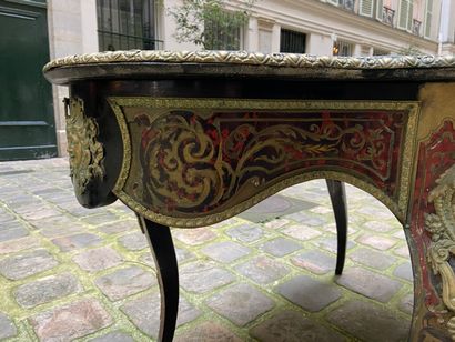 null * Violin-shaped middle table in marquetry Brass Boulle on a tortoiseshell background;...