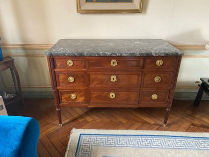 null Mahogany and acjou veneer COMMODE opening with five drawers, the fluted uprights...