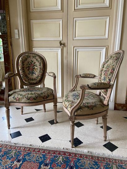 null PAIR OF FALLS in painted moulded wood cabrilet with a medallion back, the armrests...