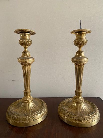 null PAIR OF FLAMBEAUX in gilt bronze fluted barrels bobèches and bases decorated...