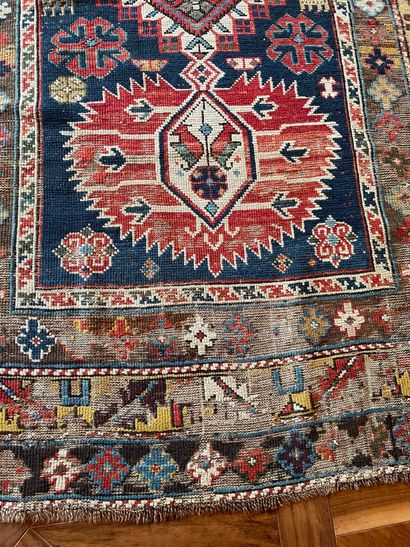 null CHIRVAN

Carpet decorated with two multicoloured rhombuses surmounted by a ruby...
