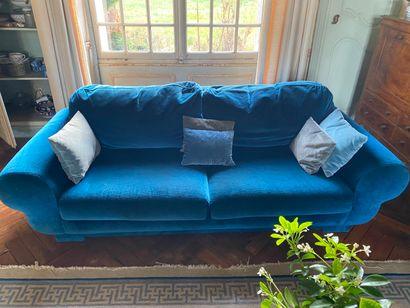 null Pair of comfortable blue velvet sofas 

Contemporary Work 

In Use 

H. 67 cm...