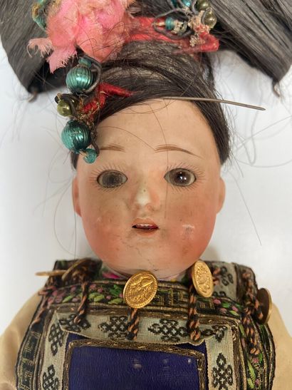 null Chinese porcelain doll in traditional dress.

French work from the beginning...