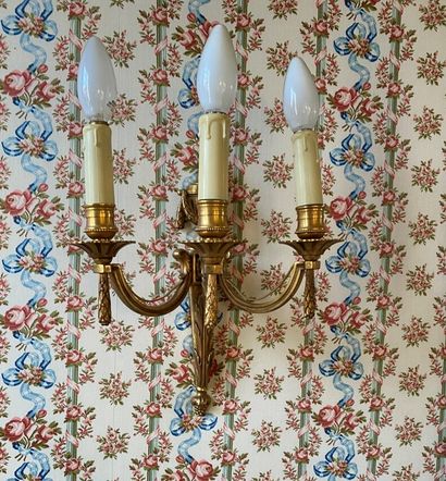 null Pair of ormolu sconces with three light arms 

Louis XVI style 

H. 31 cm