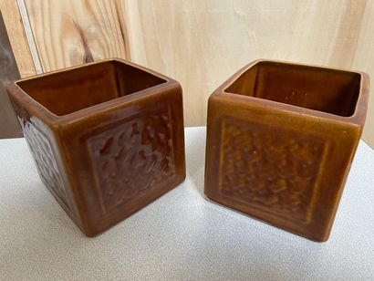 null China

Pair of square boxes in brown glazed stoneware.

L. 13 cm.