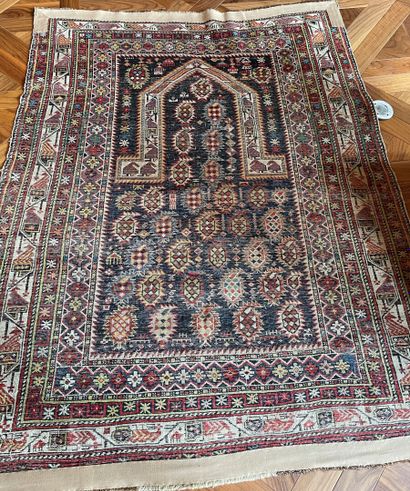 null MARASALI, fin du XIXe siècle 

Tapis de prière à décor de botehs crênellé, mirhab...