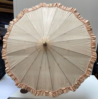 null Ensemble de deux ombrelles, l'une : en bois laqué banc, la toile en soie et...