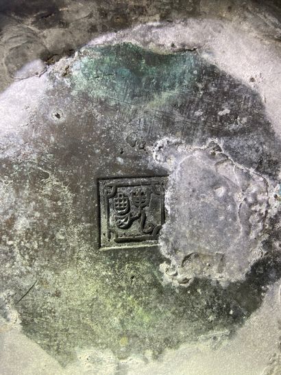 null CHINE

Cache pot en bronze à patine brune à décor de palais dans deux médaillons...