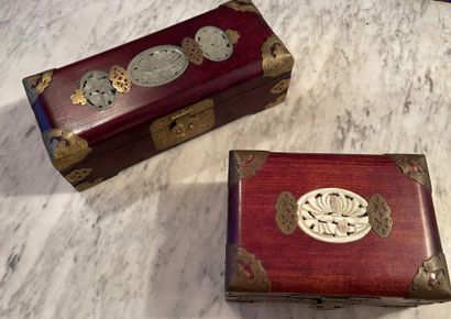 null TWO EXOTIC WOOD BOXES decorated on the top of the lid with two carved and openwork...