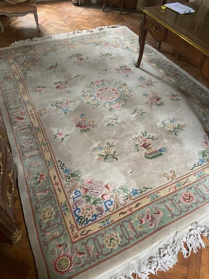 null CHINA, 20th century 

Large wool carpet decorated with perfume burner, flowers...