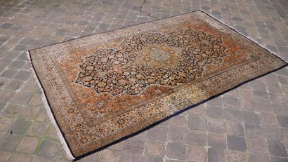 null Fine QUM carpet in natural silk (Iran, mid 20th century). Silk velvet on silk...