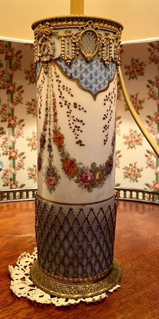 null Paire de vases cylindriques en porcelaine polychrome à décor de guirlandes de...
