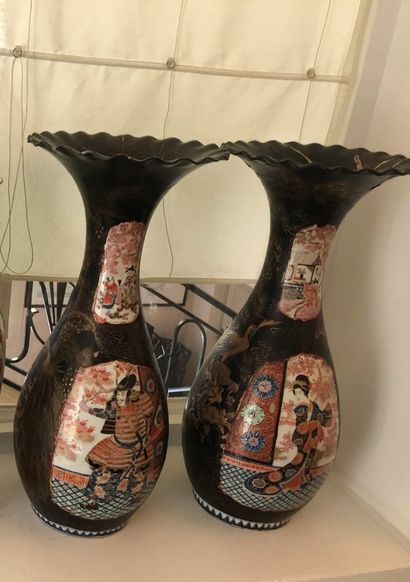 null JAPON

Paire de vases piriforme à col corolle en porcelaine à décor polychrome...
