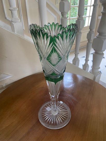 null BOHEME 

Vase en cristal taillé de bohême, incolore et vert.

H. 36 cm 

Egrenures...
