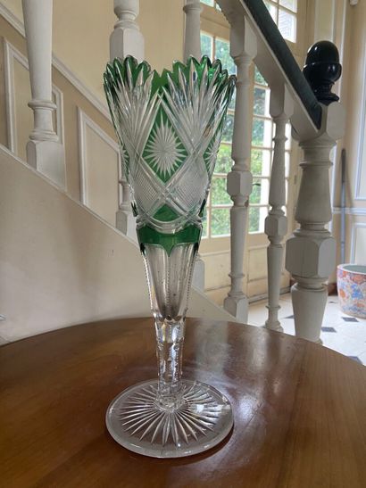 null BOHEME 

Vase en cristal taillé de bohême, incolore et vert.

H. 36 cm 

Egrenures...