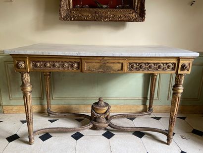 null BEAUTIFUL CONSOLE of wood and gilded stucco richly carved with medallions and...