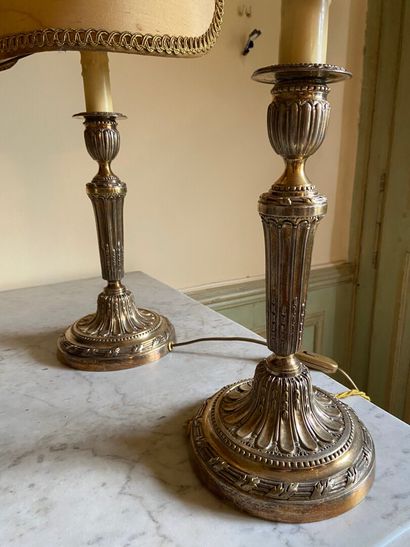 null PAIRE DE FLAMBEAUX en métal doré à fût cannelé, sur une base 

Style Louis XVI...