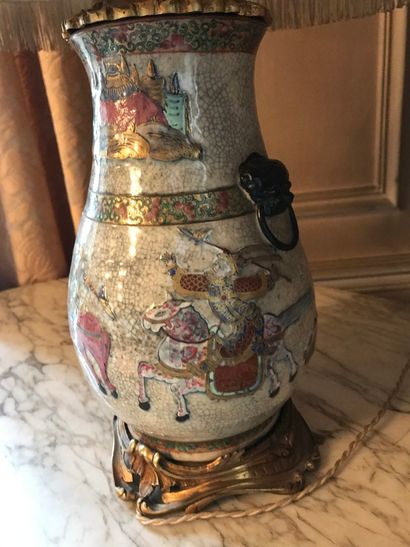 null CHINE, XIXe siècle

Vase en porcelaine de Canton à décor polychrome de personnage...