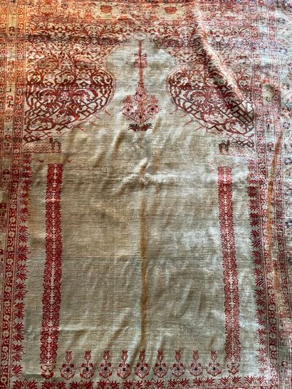 null TABRIZ 

Prayer rug decorated with two columns and a lamp on an ivory background....