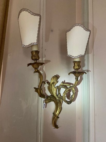 null Pair of two-armed sconces in gilt bronze with rocaille decoration. 

Louis XV...