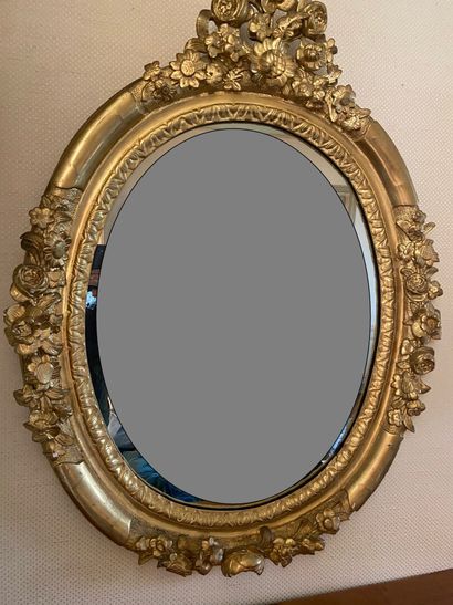 null Oval MIRROR made of wood and gilded stucco decorated with bouquets of flowers...