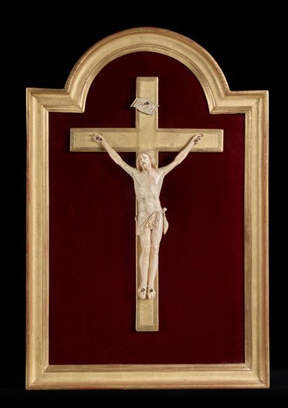 null Christ en ivoire sculpté sur sur croix de bois doré.

Dans un cadre en bois...