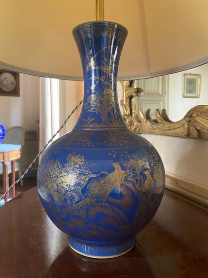 null CHINA, 20th century 

Porcelain bottle-shaped vase with blue background and...