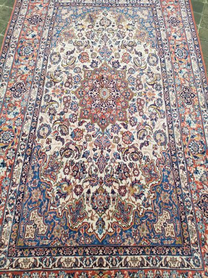null Thin ISFAHAN carpet Kork wool (Iran, mid 20th century) 

Silky lambswool velvet...