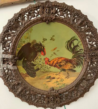 null Important decorative plate in sheet metal with polychrome decoration of a cockfight...