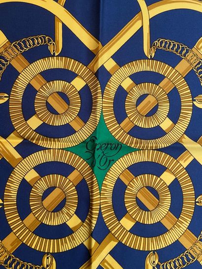 null HERMES Paris 

Carré en soie titré "Eperon d'or" par H. d'Origny bordure bleu...