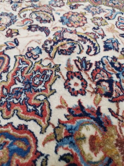 null Fin tapis ISFAHAN laine Kork (Iran, milieu du XXème siècle) 

Velours en laine...