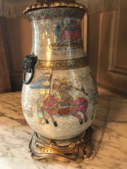 null CHINE, XIXe siècle

Vase en porcelaine de Canton à décor polychrome de personnage...