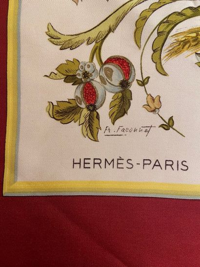 null HERMES Paris 

Carré en soie titré "Cérès" bordure rouge et sa boite.

(Légères...