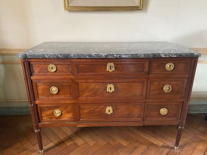 null Mahogany and acjou veneer COMMODE opening with five drawers, the fluted uprights...