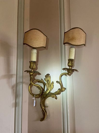 null Pair of two-armed sconces in gilt bronze with rocaille decoration. 

Louis XV...