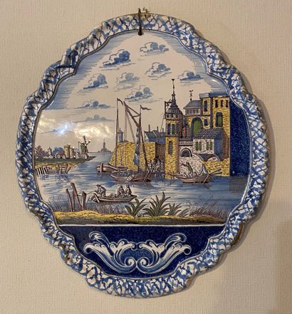 null MAKKUM

Oval earthenware plate with polychrome decoration of an animated harbour...