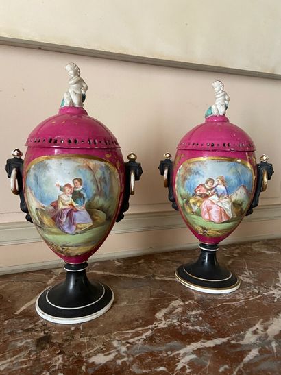 null PARIS

Pair of rotten porcelain pots with polychrome decoration of gallant scenes...