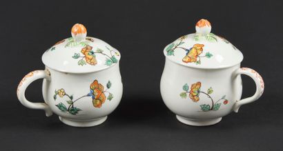 Chantilly 
Deux pots à jus couverts en porcelaine...