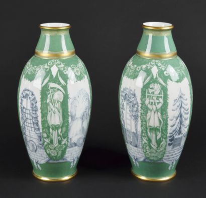null Sèvres

Paire de vases en porcelaine par H. Lasserre à décor en grisailles d'attributs...